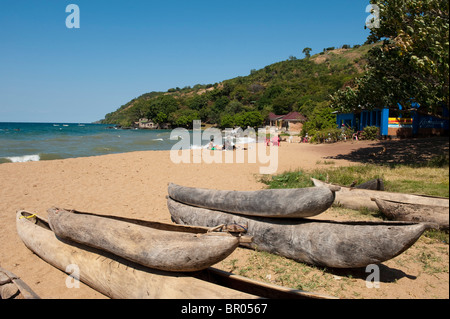 Einbaum-Kanus liegen am Strand des Lake Malawi, Nkhata Bay, Malawi Stockfoto