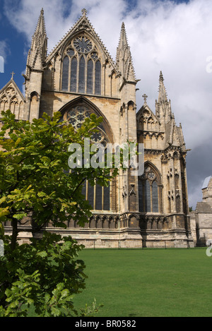 Das Grün vor dem östlichen Ende der Kathedrale von Lincoln war an einem Tag voller rollender Wolken in Sonnenlicht getaucht und gab ihr ein eigenes Geschenk Stockfoto