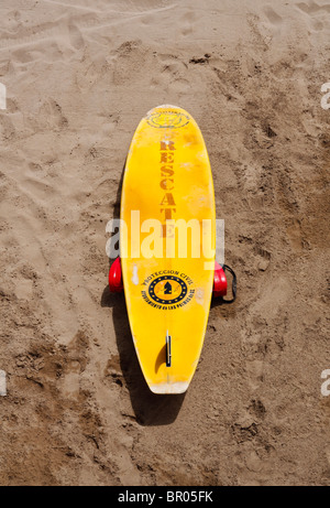 Rettungsschwimmer Surfbrett am Strand in Spanien, Rescate ist Rettung in spanischer Sprache Stockfoto