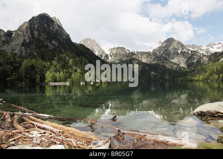 Wunderschöner See im subalpinen Wald und Sant Maurici See unterhalb des klassischen Kessels im Pyrenäen Traverse Nationalpark Pyrenäen Spanien Stockfoto