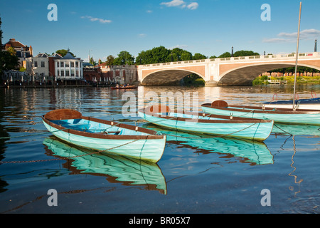 Festgemachten Ruderbooten auf der Themse bei Hampton Brücke, Surrey, Uk Stockfoto