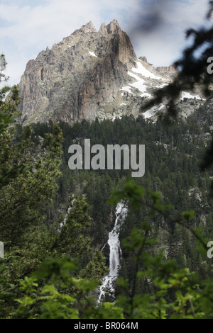 De Ratera Wasserfälle und alpinen Wald Pyrenäen Traverse planmäßig im spanischen Sant Maurici Nationalpark Pyrenäen Stockfoto