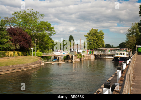 East Molesey Sperre auf der Themse in Hampton, Surrey, Uk Stockfoto