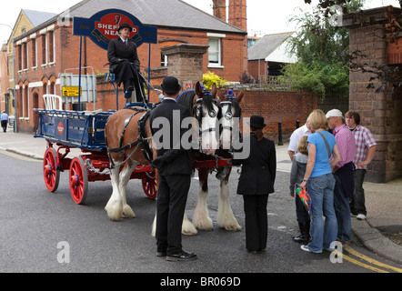 Eine alte altmodische Bier Wagen auf dem Faversham Hop festival Stockfoto