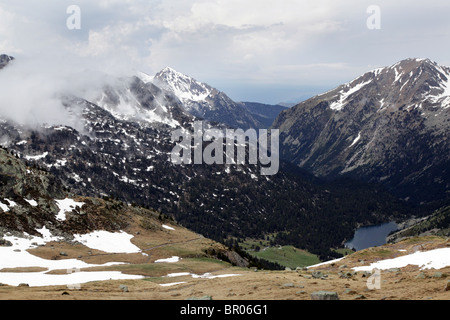 Estany Llong-Blick vom Portarro d'Espot Passhöhe auf Pyrenäen Traverse im spanischen Sant Maurici Nationalpark Pyrenäen Stockfoto