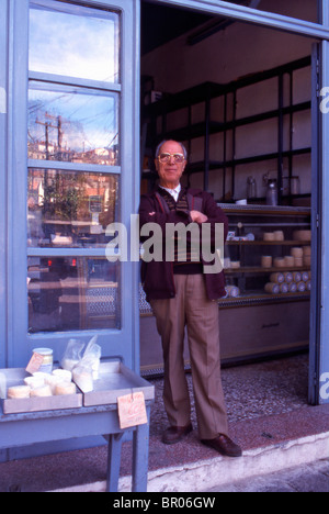 Der Verkauf von einheimischen Produkten spielt immer noch eine sehr wichtige Rolle in der griechischen Dorfgemeinschaft. Stockfoto