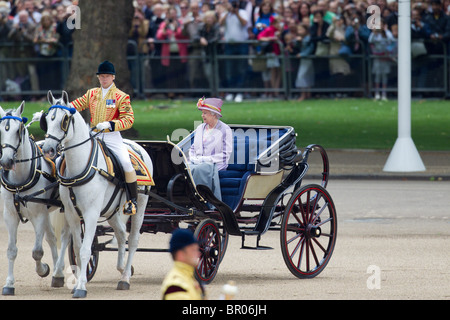 Queen Elizabeth in ihrem Elfenbein angebracht Phaeton, Inspektion der Linie. "Trooping die Farben" 2010 Stockfoto