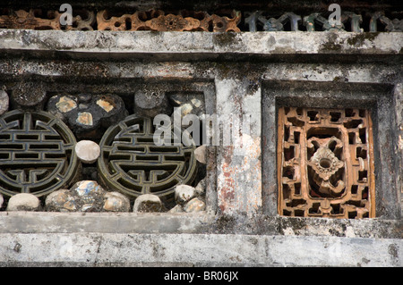Vietnam, Da Nang. Alte Kaiserstadt Hauptstadt Hue. 17. Jahrhundert königliche Zitadelle von Hue, reich verzierten Wanddetail. UNESCO. Stockfoto