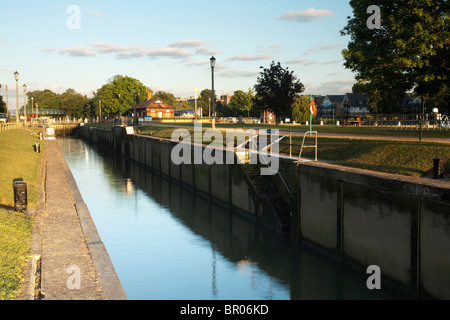 Teddington Lock auf der Themse in der Nähe von Richmond, Surrey, Uk Stockfoto