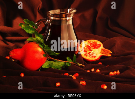 Granatapfel-Saft in einen Krug, Stillleben Stockfoto