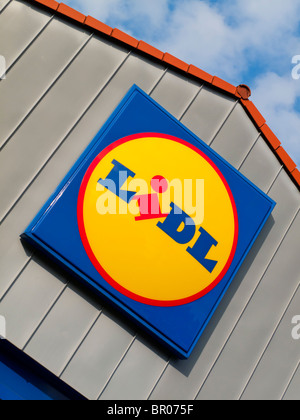 Nahaufnahme von Lidl Rabatt Supermarkt Logo auf der Außenseite einer Filiale Stockfoto