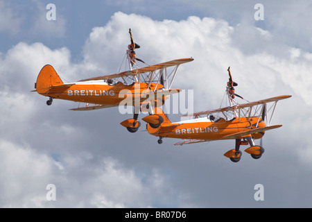 Ein paar von Boeing PT17 Stearman der Breitling-Team mit Flügel-Wanderer Stockfoto