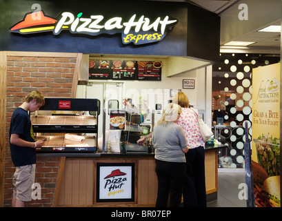 Menschen Schlange stehen am Flughafen Las Vegas Nevada USA Pizza Hut restaurant Stockfoto