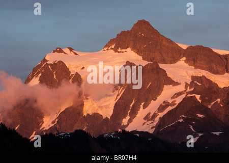 Mount Shuksan ist ein vergletscherten Gipfel in North Cascades National Park der Vereinigten Staaten Stockfoto