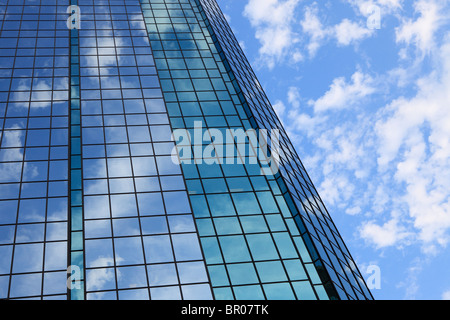 Blauer Himmel und weiße Wolken spiegeln sich in dem Glas eines Bürogebäudes; AT&T Turm in Minneapolis, Minnesota. Stockfoto