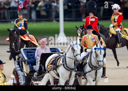 Queen Elizabeth in ihrem Elfenbein angebracht Phaeton, Inspektion der Linie. "Trooping die Farben" 2010 Stockfoto