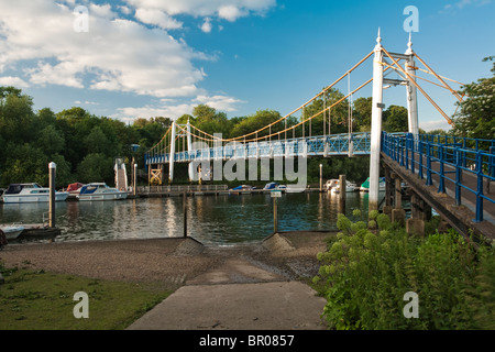 Fußgängerbrücke über die Themse bei Teddington Lock in der Nähe von Richmond, Surrey, Uk Stockfoto