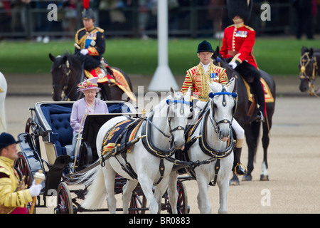 Queen Elizabeth in ihrem Elfenbein angebracht Phaeton, Inspektion der Linie. "Trooping die Farben" 2010 Stockfoto