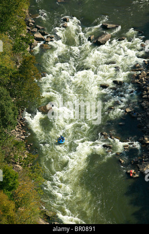 Ein Blick von einer Brücke, Blick auf die Stromschnellen des Flusses. Stockfoto