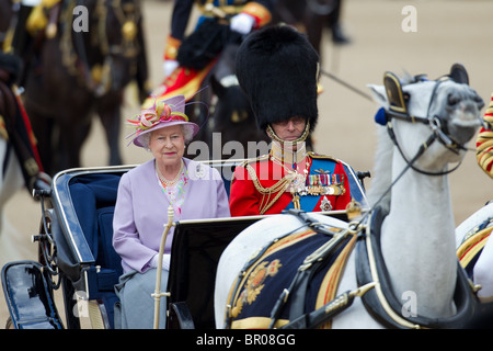 Königin Elizabeth II und Prinz Philip in der Elfenbein angebracht Phaeton. "Trooping die Farbe" 2010 Stockfoto