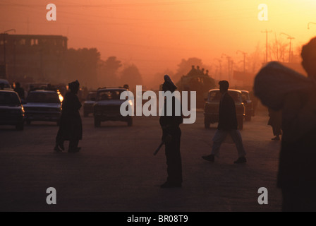 Einstellung Sonne Highlights Verkehrs- und Verkehrspolizisten in der Mitte von Mazar-i-Sharif, der Provinz Balkh. Stockfoto