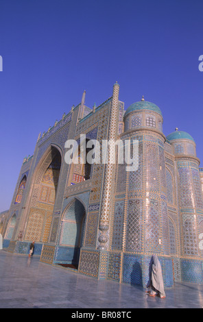 Eine Frau in einer Burka geht nahe dem Eingang zu der Haupt-Moschee an der blauen Moschee-Komplex, Mazar-i-Sharif, der Provinz Balkh Stockfoto