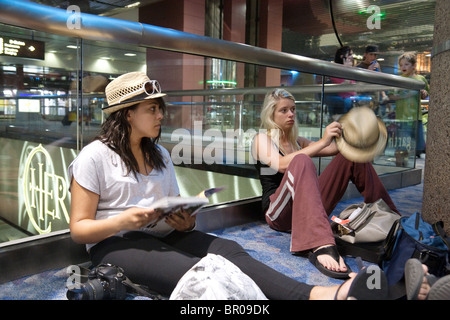 Gelangweilte Teenager in der Abflughalle Flughafen Las Vegas, Nevada, USA Stockfoto