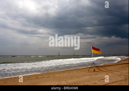 Rettungsschwimmer-Flagge auf dem Meer Palling Beach, Norfolk, Großbritannien Stockfoto