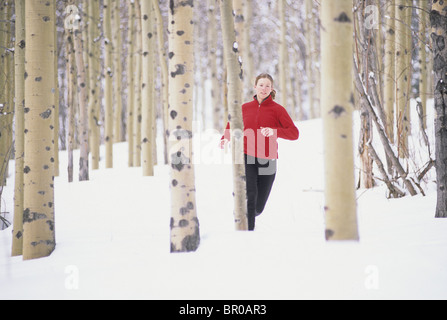 Frau, die auf tief verschneiten Trail. Stockfoto