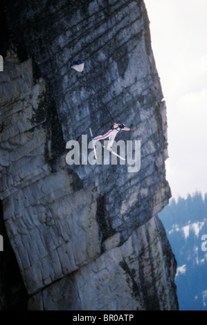 Ski-BASE-Jumper dabei einen Frontflip von einer Klippe in der Nähe von Lake Tahoe. Stockfoto