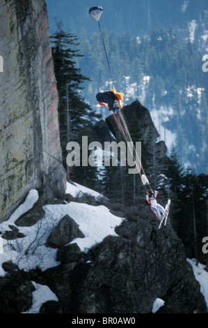 Ski-BASE-Jumper dabei einen Frontflip von einer Klippe in der Nähe von Lake Tahoe. Stockfoto