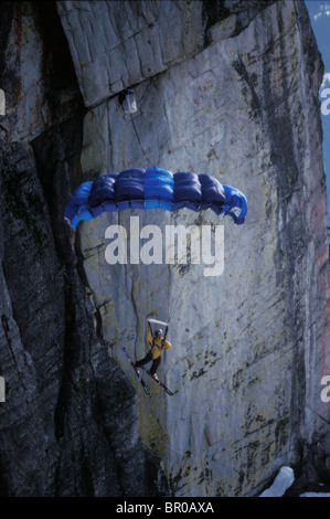 Ski-BASE-Jumper dabei einen Frontflip von einer Klippe in der Nähe von Lake Tahoe. Stockfoto