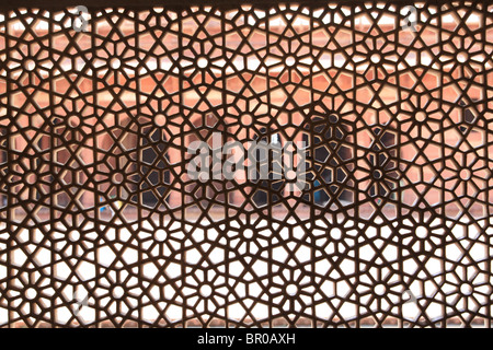 Fein geschnitzte weiße Marmor-Fenster des Originals Sufi Schrein am Fatepuhr Sikri in der Nähe von Agra, Indien. Stockfoto