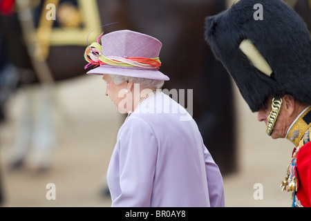 Königin Elizabeth II. und der Prinz Philip stehen auf dem Podium. "Trooping die Farbe" 2010 Stockfoto