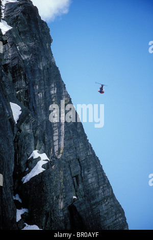 Ski-BASE-Jumper dabei einen Frontflip von einer Klippe in der Nähe von Lake Tahoe. Stockfoto