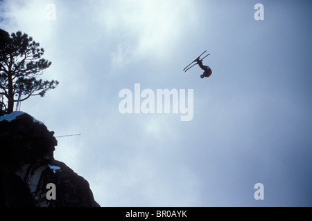 Ski-BASE-Jumper dabei einen Frontflip von einer Klippe in der Nähe von Lake Tahoe. Stockfoto