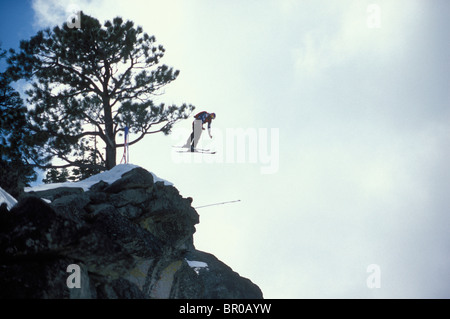 Ski-BASE-Jumper dabei einen Frontflip von einer Klippe in der Nähe von Lake Tahoe. Stockfoto