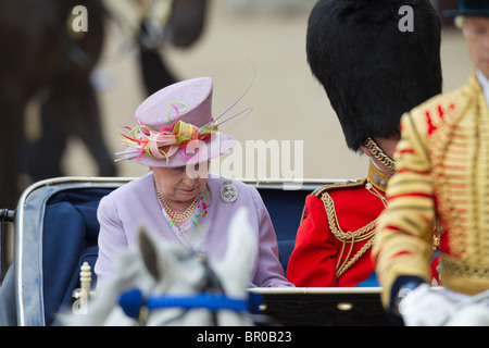 Königin Elizabeth II und Prinz Philip in der Elfenbein angebracht Phaeton. "Trooping die Farbe" 2010 Stockfoto