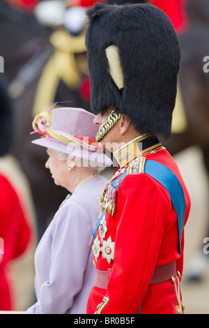 Prinz Philip (und Königin Elizabeth II) stehen auf dem Podium Stockfoto