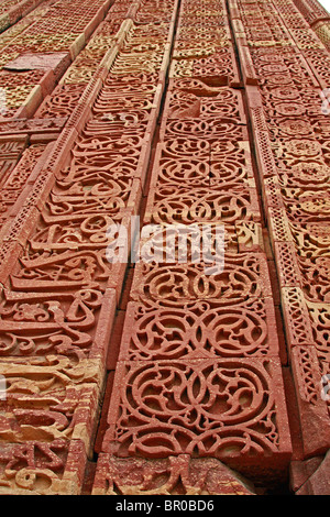 Schöne, kunstvoll geschnitzten roten Sandstein arabischer Schrift in die Mughal muslimischen archäologische Stätte von Mehrauli in New Delhi Indien Stockfoto