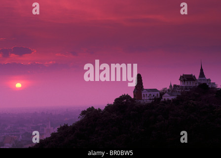 Thailand, Phetchaburi, Phra Nakhon Khiri. Sonnenaufgang hinter Stadt und Wat Phra Kaeo Stockfoto