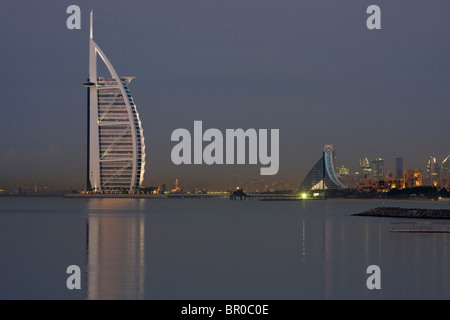 Vereinigte Arabische Emirate, Dubai. Skyline mit Burj al Arab und Jumeirah Beach Hotels im Abendlicht. Stockfoto