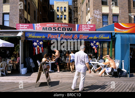 Brighton Beach Brooklyn New York Little Odessa by the Sea. Leute, die in einem russischen Fast-Food-Restaurant auf der Strandpromenade sitzen. Multiethnisch. USA Stockfoto