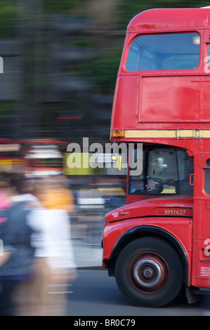 Alten Londoner Routemaster Bus in Bewegung Stockfoto