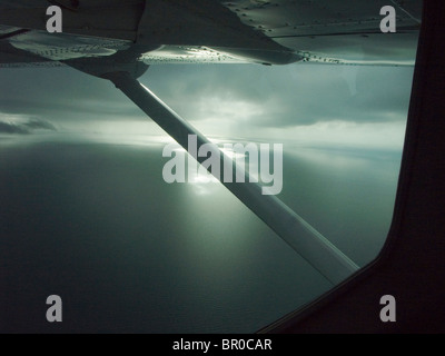 Blick aus dem Fenster eines kleinen Flugzeuges die südlichen Küste von Belize zu sehen. Stockfoto