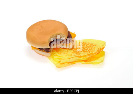 McDonald's-Cheeseburger mit einem Biss auf der Papierverpackung auf weißem Hintergrund Ausschnitt genommen. Stockfoto