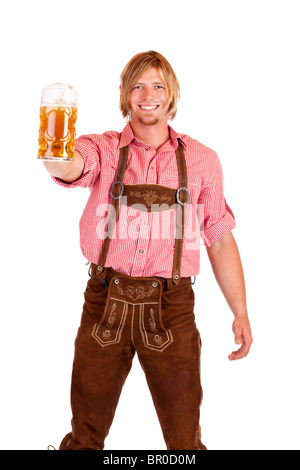 Glücklicher lächelnder Mann mit Lederhosen (Lederhose) hält Oktoberfest Bierkrug. Isoliert auf weißem Hintergrund. Stockfoto