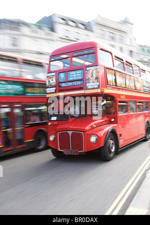 Londoner Routemaster Bus Geschwindigkeit auf dem Trafalgar Square Stockfoto