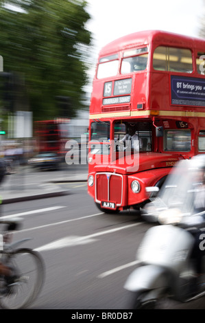 Alten Londoner Routemaster Bus bewegen durch den Verkehr im Zentrum von London Stockfoto