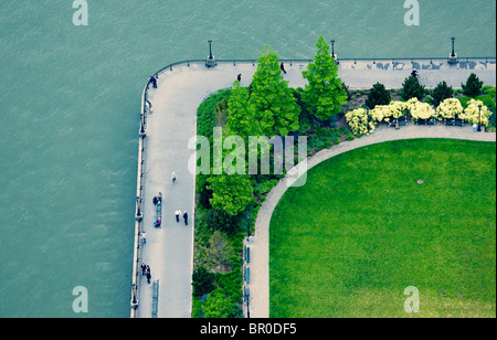 Fußgänger gehen im Battery Park, New York City, New York, um die Mittagszeit. (Antenne) Stockfoto